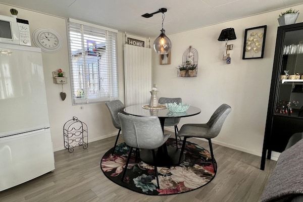 Eetkamer - Leuke bungalow met gezellig terras in Sint Maartenszee (3)