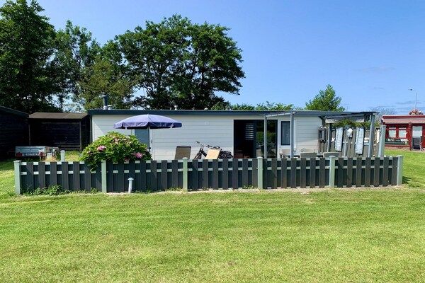 Buitenkant - Leuke bungalow met gezellig terras in Sint Maartenszee (1)
