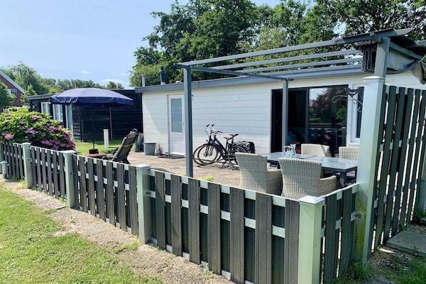 Buitenkant - Leuke bungalow met gezellig terras in Sint Maartenszee (5)