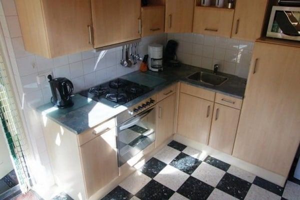 Keuken - Vakantiehuis in Petten vlakbij het strand in Petten (3)