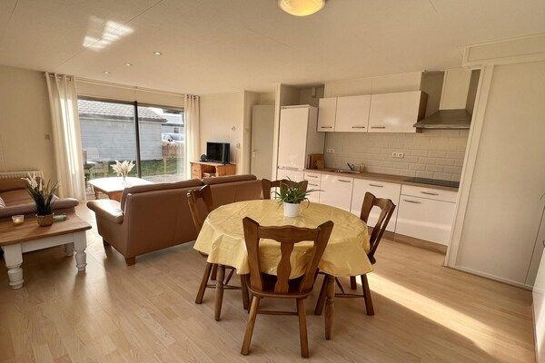 Woonkamer - Comfortabele vakantiebungalow voor 4 personen in Sint Maartenszee (5)