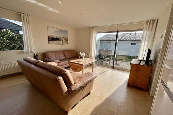 Woonkamer - Comfortabele vakantiebungalow voor 4 personen in Sint Maartenszee (2)