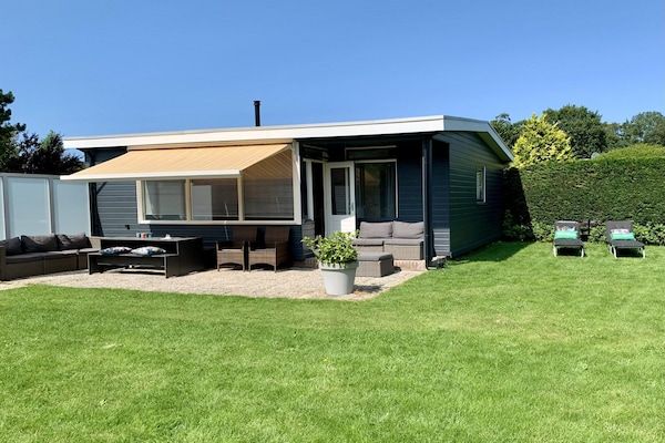 Buitenkant - Bungalow vlakbij het strand met tuin in Sint Maartensvlotbrug (1)