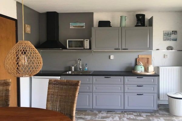 Keuken - Bungalow op rustig resort vlakbij het strand in Sint Maartensbrug (4)
