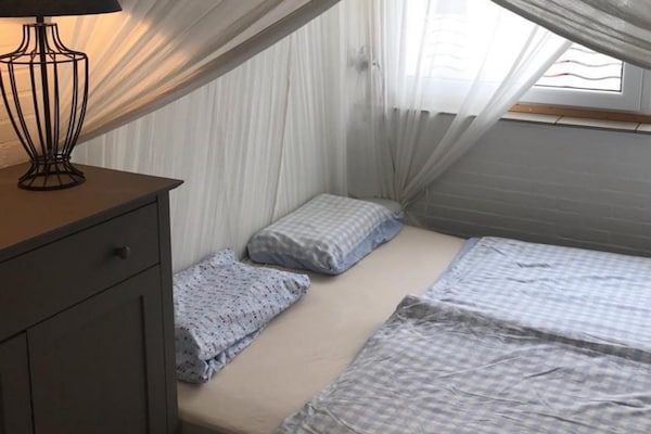 Slaapkamer - Bungalow op rustig resort vlakbij het strand in Sint Maartensbrug (3)
