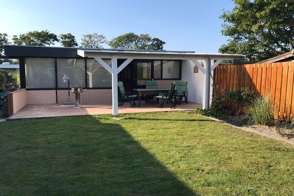 Tuin - Bungalow in Wildrijk met omheinde tuin in Sint Maartenszee (1)