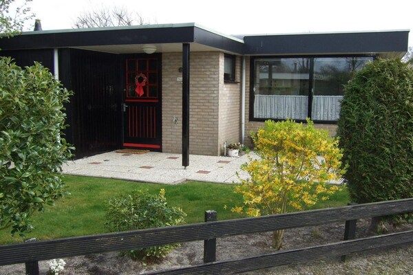 Buitenkant - Bungalow in Wildrijk met omheinde tuin in Sint Maartenszee (3)