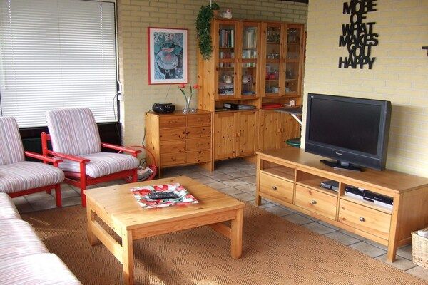 Woonkamer - Bungalow in Wildrijk met omheinde tuin in Sint Maartenszee (4)