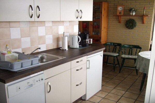 Keuken - Bungalow in Wildrijk met omheinde tuin in Sint Maartenszee (5)