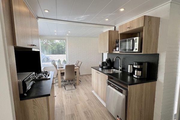 Keuken - Huisdiervriendelijke bungalow vlakbij het strand in Sint Maartenszee (4)