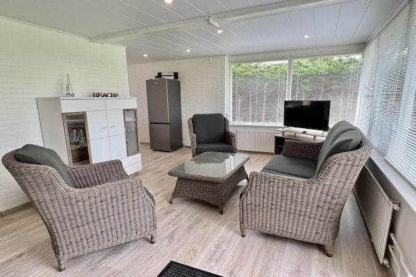 Woonkamer - Huisdiervriendelijke bungalow vlakbij het strand in Sint Maartenszee (2)