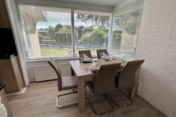 Eetkamer - Huisdiervriendelijke bungalow vlakbij het strand in Sint Maartenszee (3)