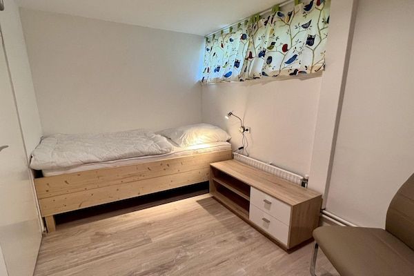 Slaapkamer - Huisdiervriendelijke bungalow vlakbij het strand in Sint Maartenszee (5)