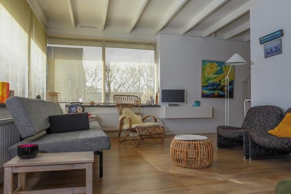 Woonkamer - Leuke bungalow op rustig park Wildrijk in Sint Maartenszee (3)