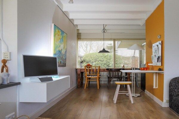 Woonkamer - Leuke bungalow op rustig park Wildrijk in Sint Maartenszee (5)