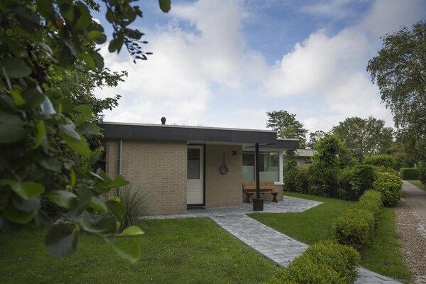 Buitenkant - Comfortabele vakantiebungalow voor 5 in Sint Maartenszee (5)
