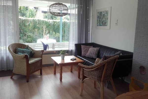 Woonkamer - Leuke bungalow met zonnige tuin in Sint Maartenszee (2)