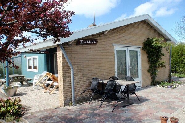 Buitenkant - Leuke bungalow met zonnige tuin in Sint Maartenszee (1)