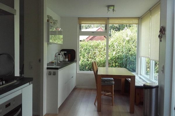 Keuken - Leuke bungalow met zonnige tuin in Sint Maartenszee (3)