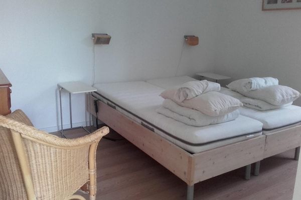 Slaapkamer - Leuke bungalow met zonnige tuin in Sint Maartenszee (5)