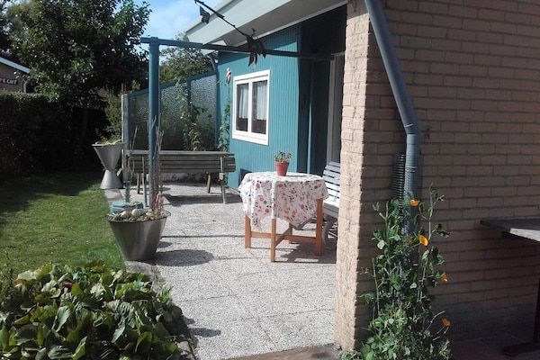 Terras - Leuke bungalow met zonnige tuin in Sint Maartenszee (4)