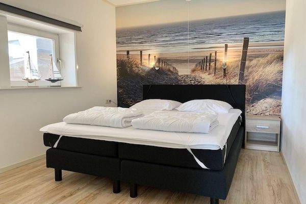 Slaapkamer - Geweldige bungalow vlakbij het strand en de zee. in Sint Maartenszee (4)
