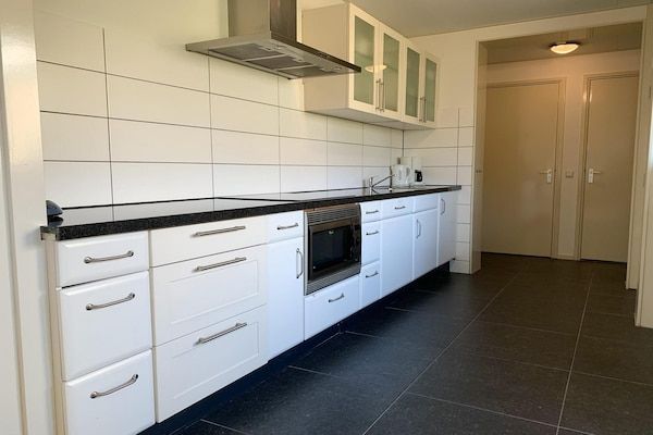 Keuken - Geweldige bungalow vlakbij het strand en de zee. in Sint Maartenszee (5)