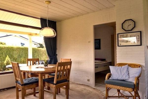 Eetkamer - Rustig vakantiehuis vlakbij het strand in Sint Maartenszee (3)