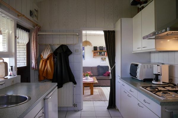 Keuken - Rustig vakantiehuis vlakbij het strand in Sint Maartenszee (5)
