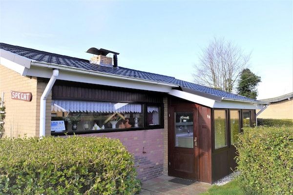 Buitenkant - Rustig vakantiehuis vlakbij het strand in Sint Maartenszee (1)