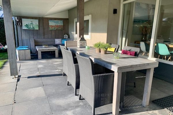 Eetkamer - Bungalow in Sint Maartenszee met Veranda in Sint Maartenszee (4)