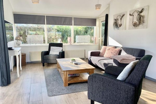 Woonkamer - Vakantiehuis met omheinde tuin in Sint Maartenszee (2)