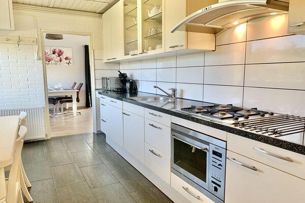 Keuken - Vakantiehuis met omheinde tuin in Sint Maartenszee (3)