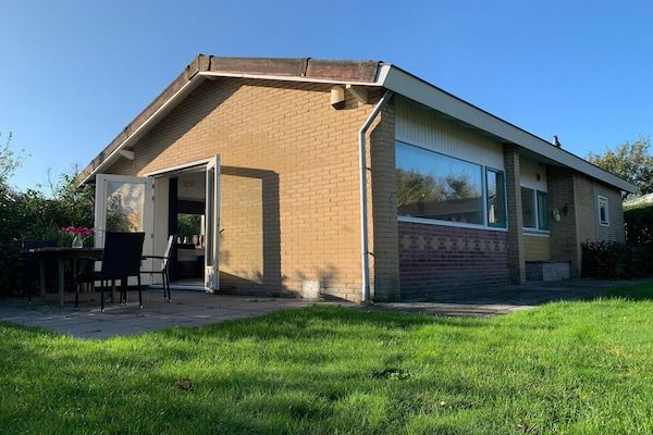 Buitenkant - Vakantiehuis met omheinde tuin in Sint Maartenszee (1)