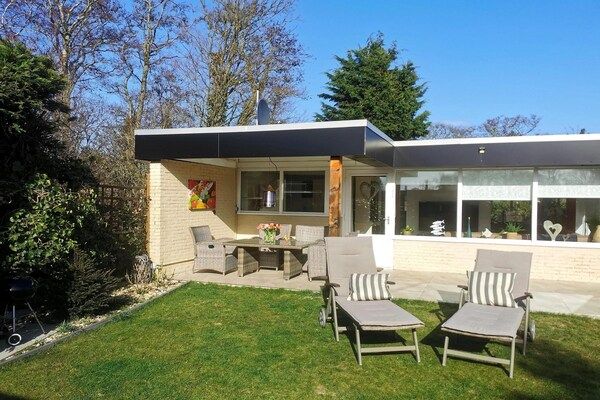 Buitenkant - Uitnodigende bungalow met privétuin in Sint Maartenszee (5)