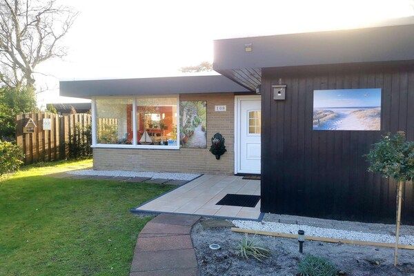 Buitenkant - Uitnodigende bungalow met privétuin in Sint Maartenszee (1)