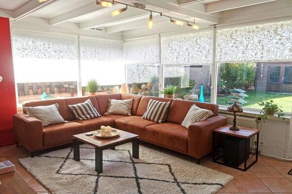Woonkamer - Uitnodigende bungalow met privétuin in Sint Maartenszee (2)