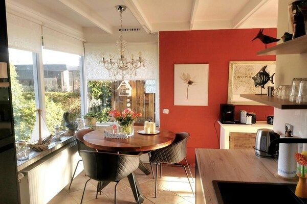 Eetkamer - Uitnodigende bungalow met privétuin in Sint Maartenszee (3)