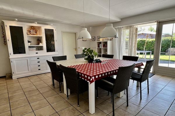 Eetkamer - Vakantiebungalow in Sint Maartenszee in Sint Maartenszee (3)