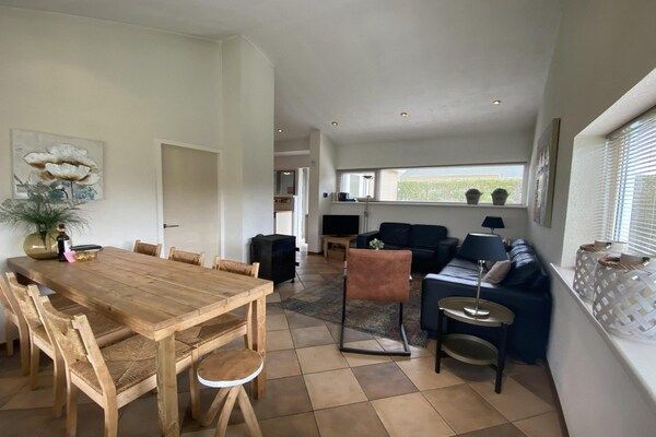 Woonkamer - Heerlijke vakantiebungalow met tuin in Sint Maartenszee (2)