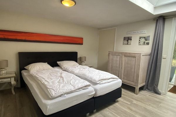 Slaapkamer - Heerlijke vakantiebungalow met tuin in Sint Maartenszee (4)