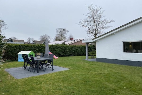 Tuin - Heerlijke vakantiebungalow met tuin in Sint Maartenszee (5)