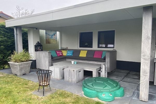 Terras - Heerlijke vakantiebungalow met tuin in Sint Maartenszee (3)