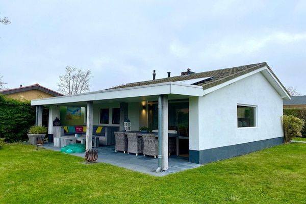 Buitenkant - Heerlijke vakantiebungalow met tuin in Sint Maartenszee (1)