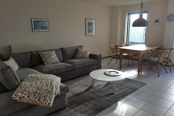 Woonkamer - Gemeubileerd appartement aan de duinen in Sint Maartenszee (1)