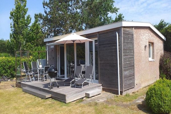 Buitenkant - Gezellig vakantiehuis vlakbij het strand in Sint Maartenszee (1)