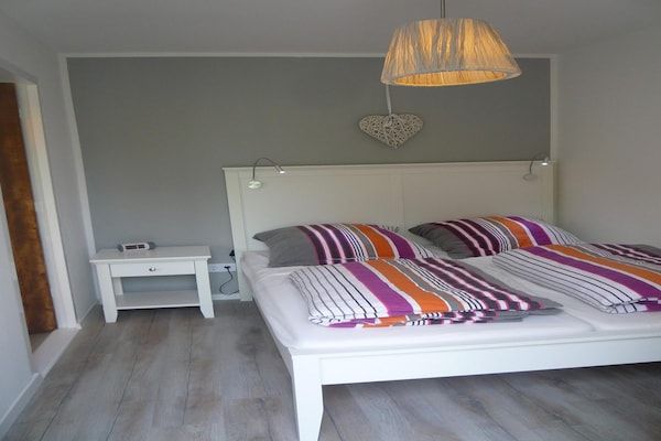 Slaapkamer - Gezellig vakantiehuis vlakbij het strand in Sint Maartenszee (4)