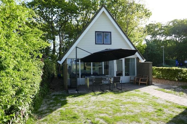 Buitenkant - Moderne familiebungalow vlakbij het strand in Sint Maartensbrug (1)