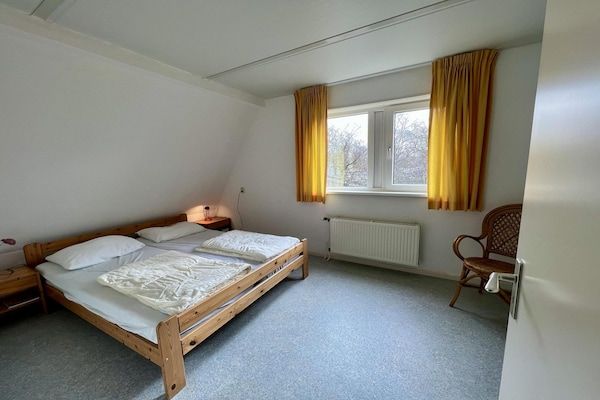 Slaapkamer - Vakantiebungalow met wifi vlakbij het strand in Sint Maartenszee (5)