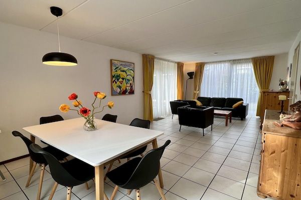 Eetkamer - Vakantiebungalow met wifi vlakbij het strand in Sint Maartenszee (4)